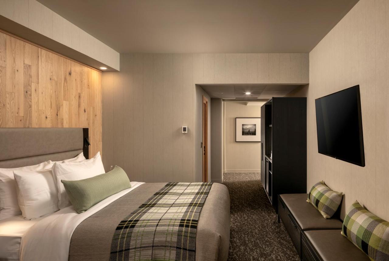 Peaks Hotel And Suites Банф Экстерьер фото