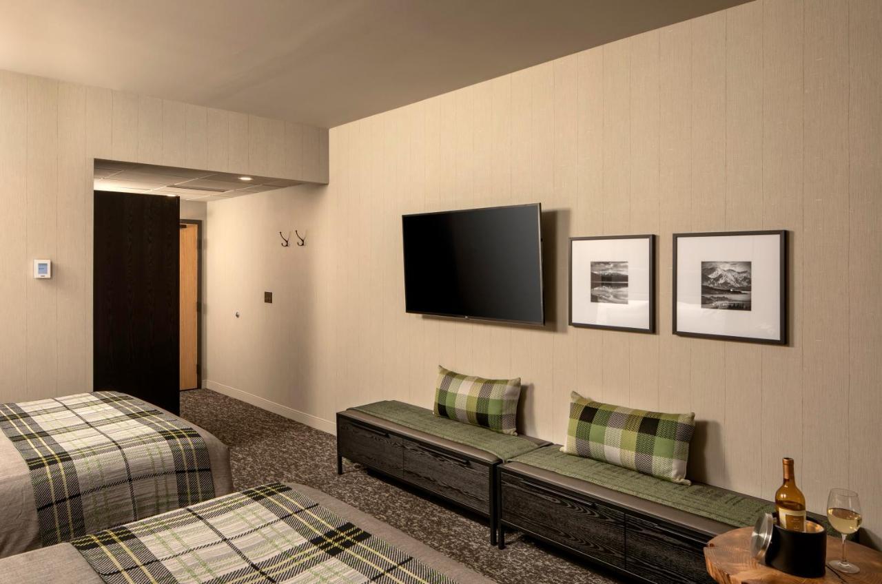 Peaks Hotel And Suites Банф Экстерьер фото