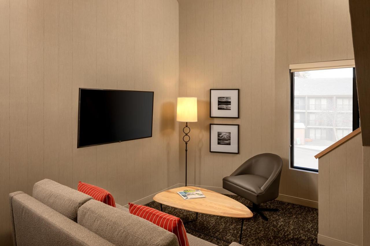 Peaks Hotel And Suites Банф Экстерьер фото