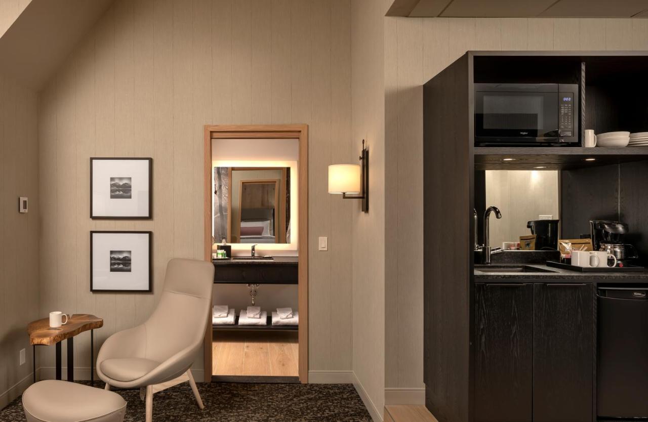 Peaks Hotel And Suites Банф Экстерьер фото
