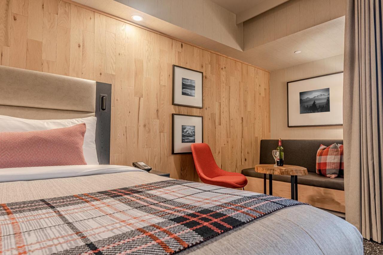 Peaks Hotel And Suites Банф Экстерьер фото