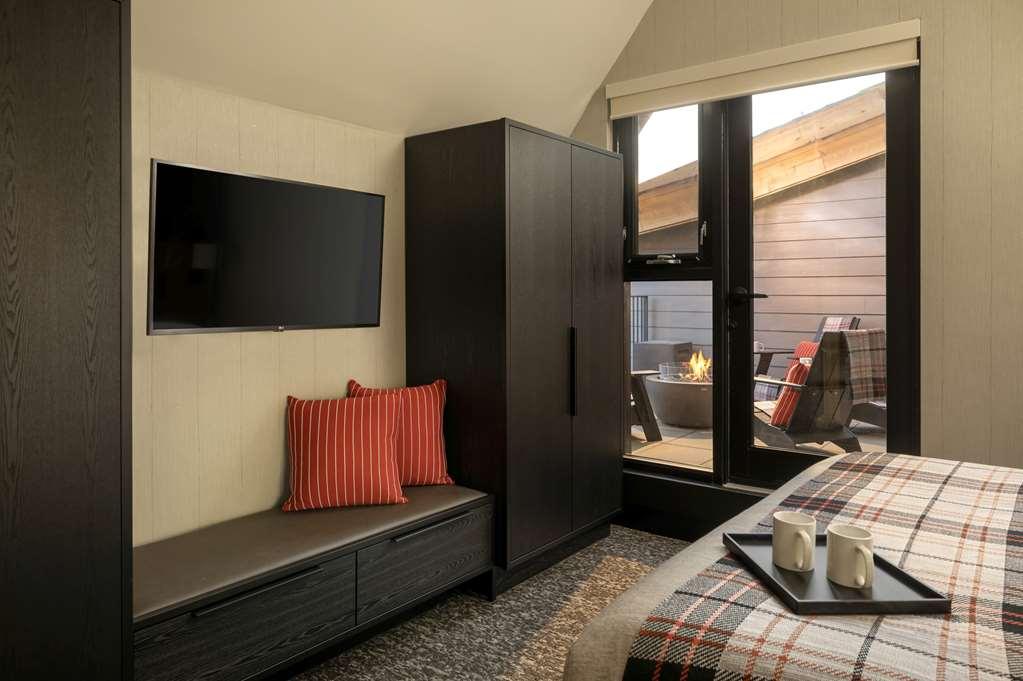 Peaks Hotel And Suites Банф Номер фото