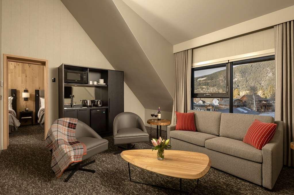 Peaks Hotel And Suites Банф Номер фото