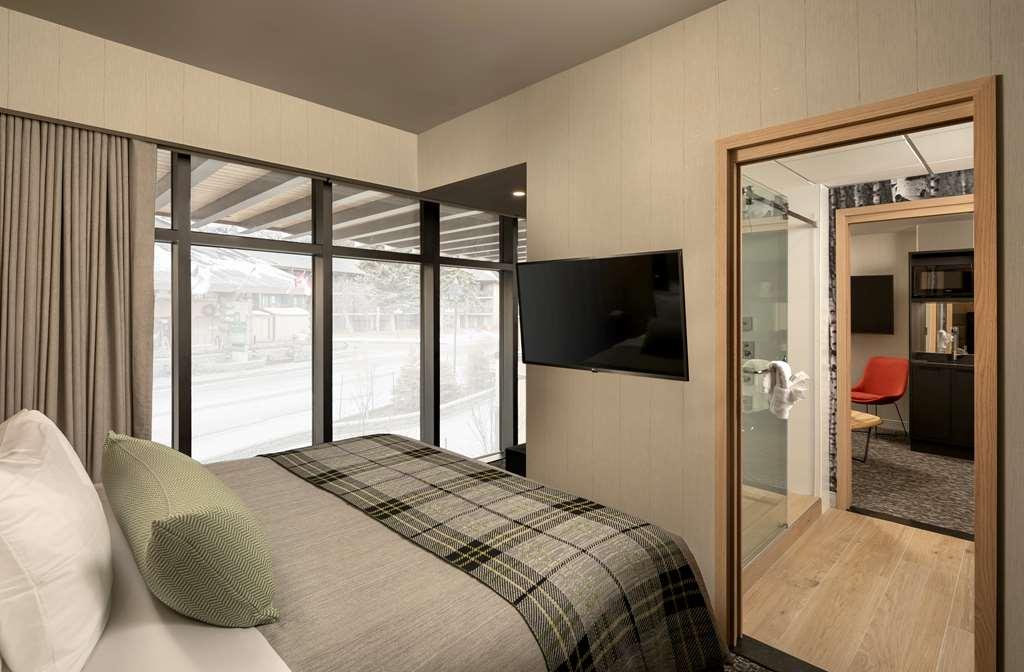 Peaks Hotel And Suites Банф Номер фото