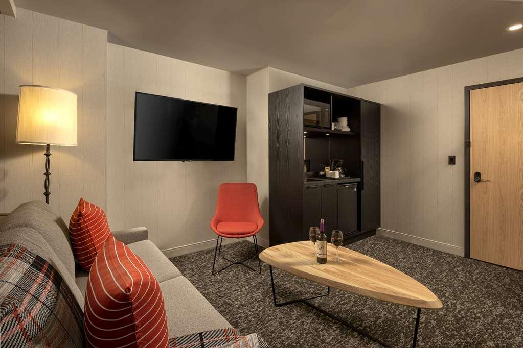 Peaks Hotel And Suites Банф Номер фото