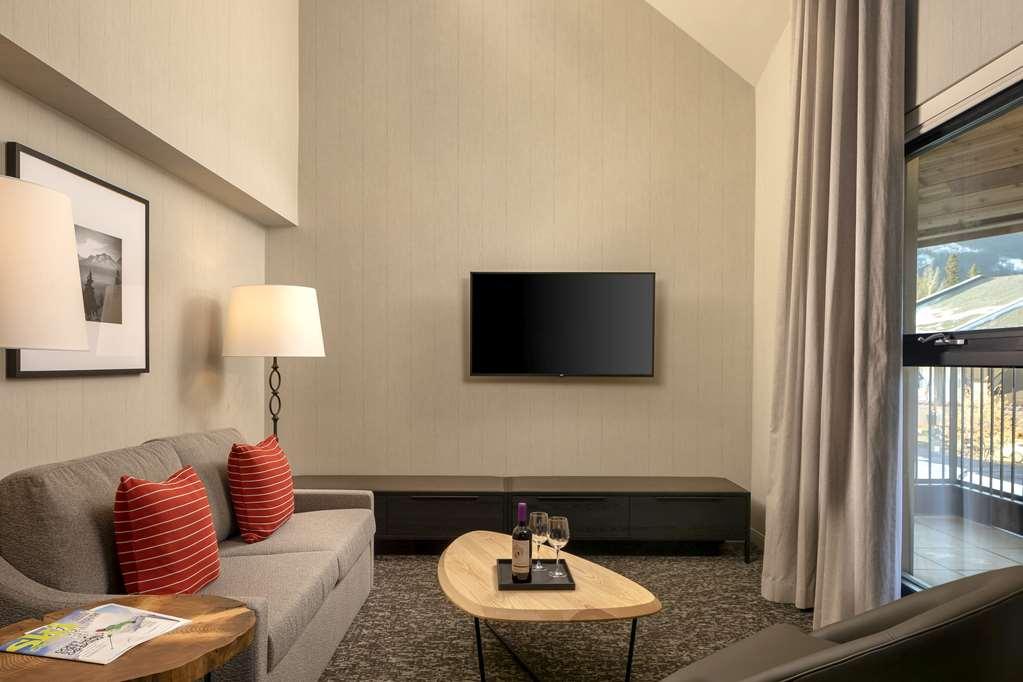 Peaks Hotel And Suites Банф Экстерьер фото